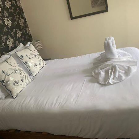 Отель The Swan @ Stoford Экстерьер фото A bed with a duvet