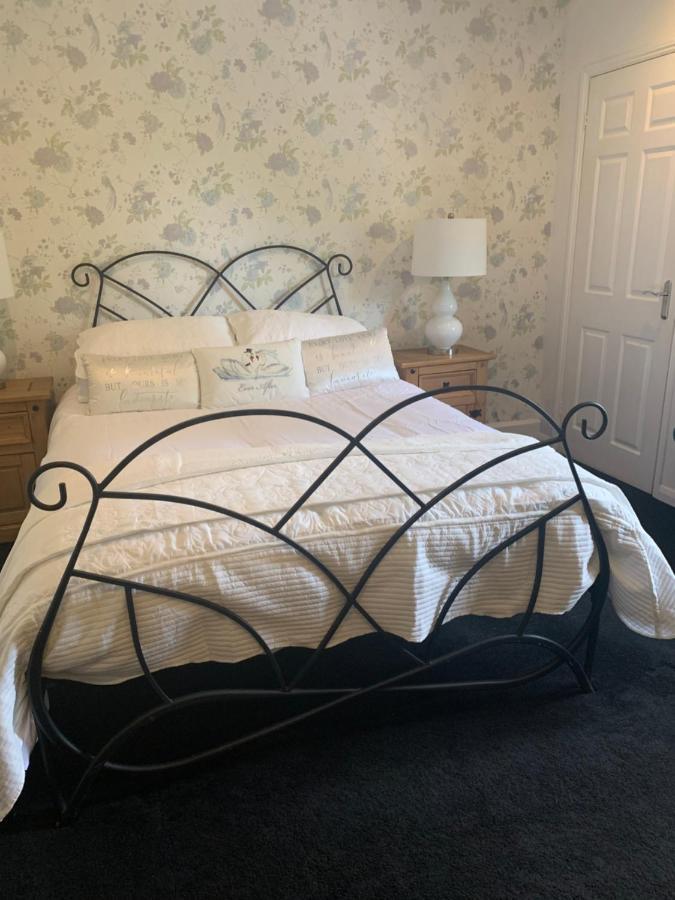 Отель The Swan @ Stoford Экстерьер фото Wrought iron bed