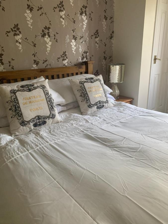 Отель The Swan @ Stoford Экстерьер фото A bed with a duvet