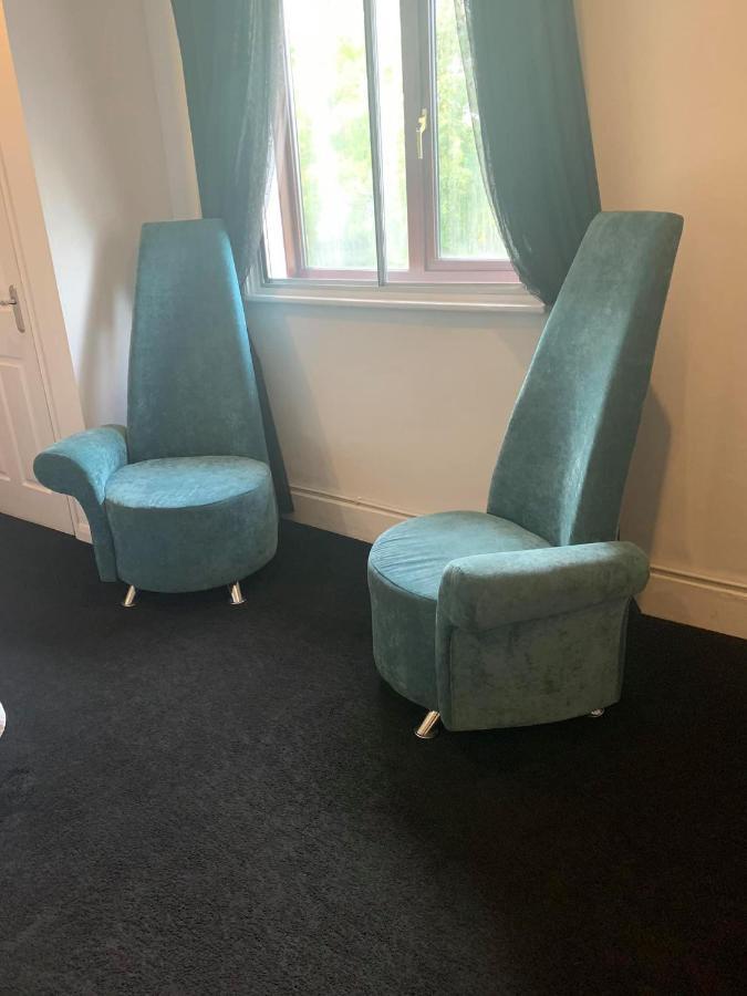 Отель The Swan @ Stoford Экстерьер фото The original chairs at the BBC Television Centre