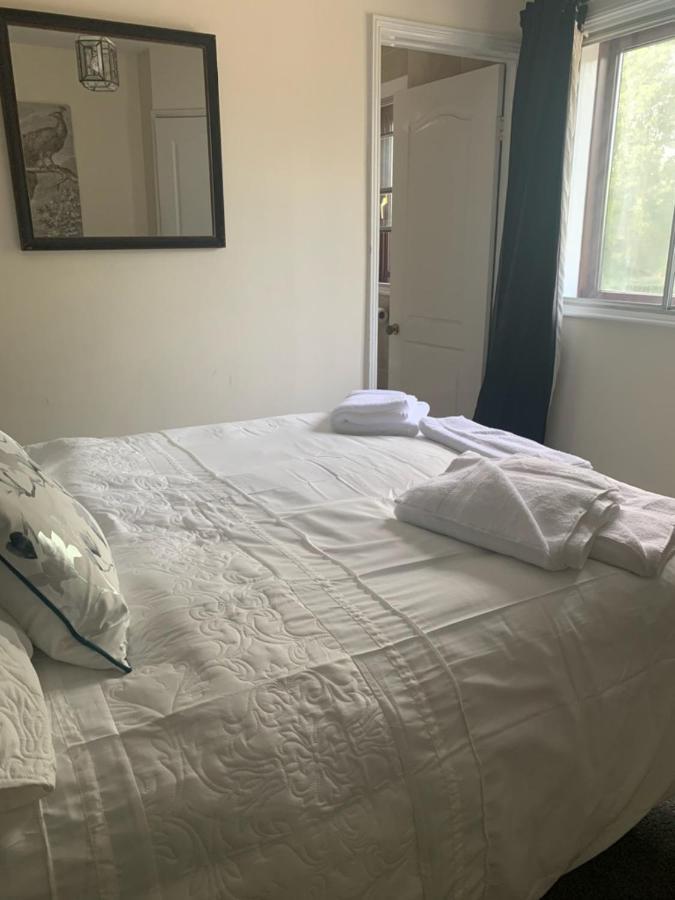 Отель The Swan @ Stoford Экстерьер фото A bed with a duvet