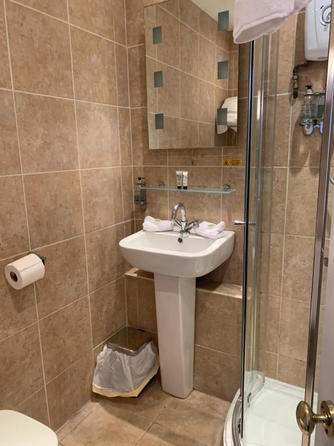 Отель The Swan @ Stoford Экстерьер фото A modern bathroom