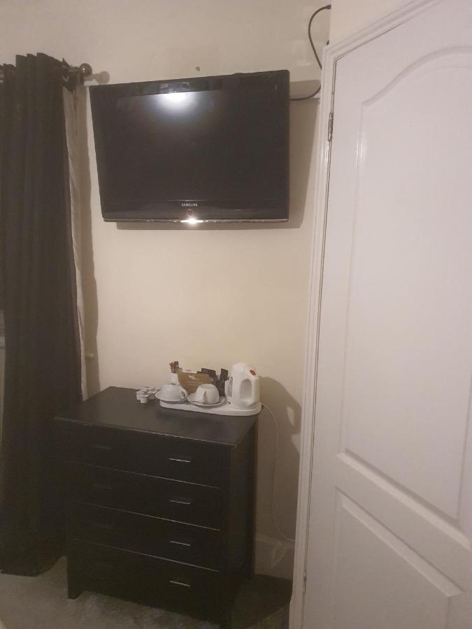 Отель The Swan @ Stoford Экстерьер фото A television in a hotel room