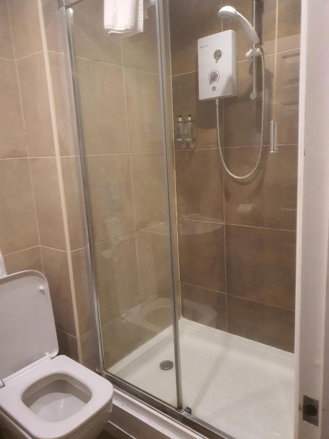 Отель The Swan @ Stoford Экстерьер фото A shower cubicle