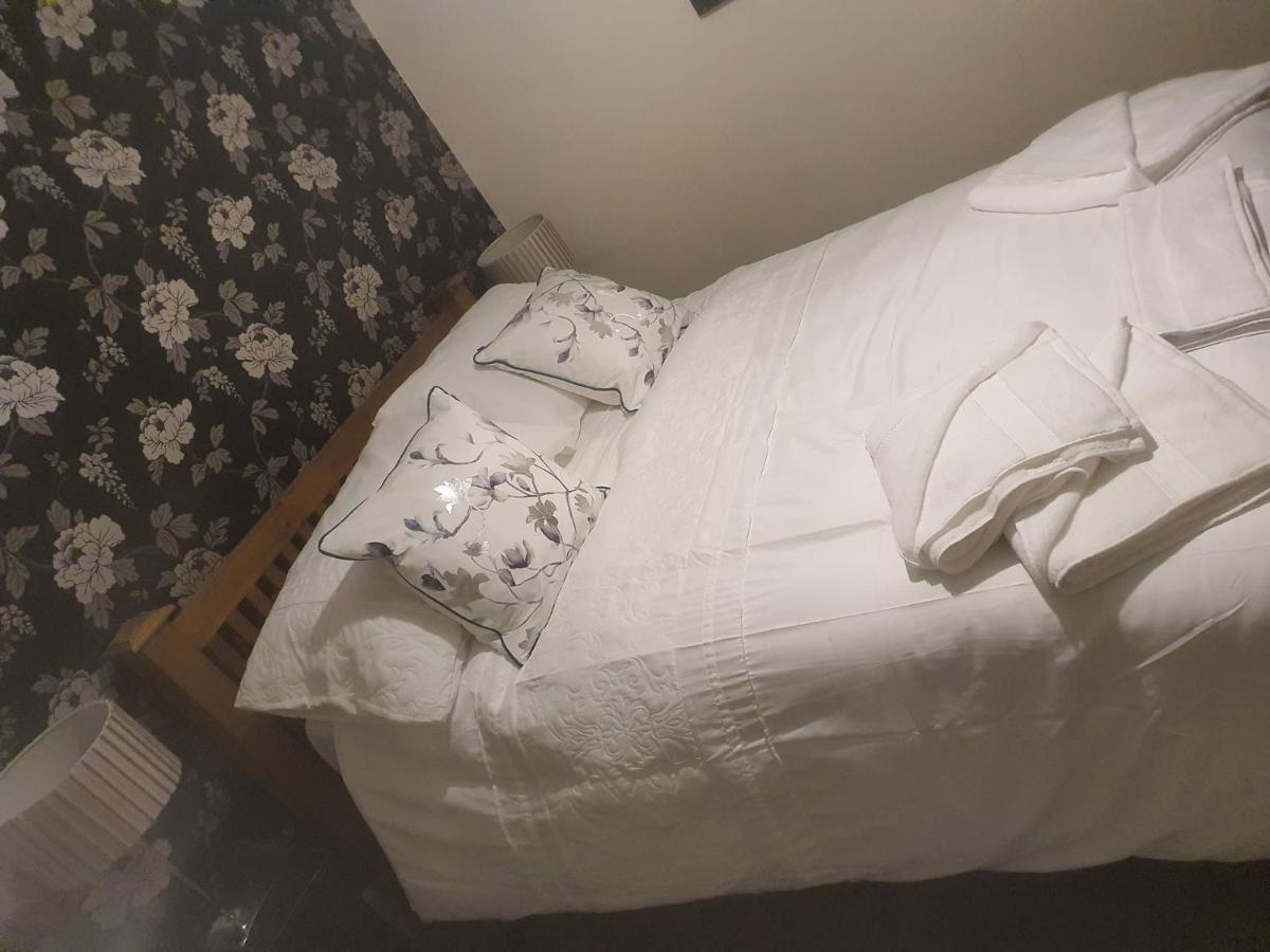 Отель The Swan @ Stoford Экстерьер фото A futon