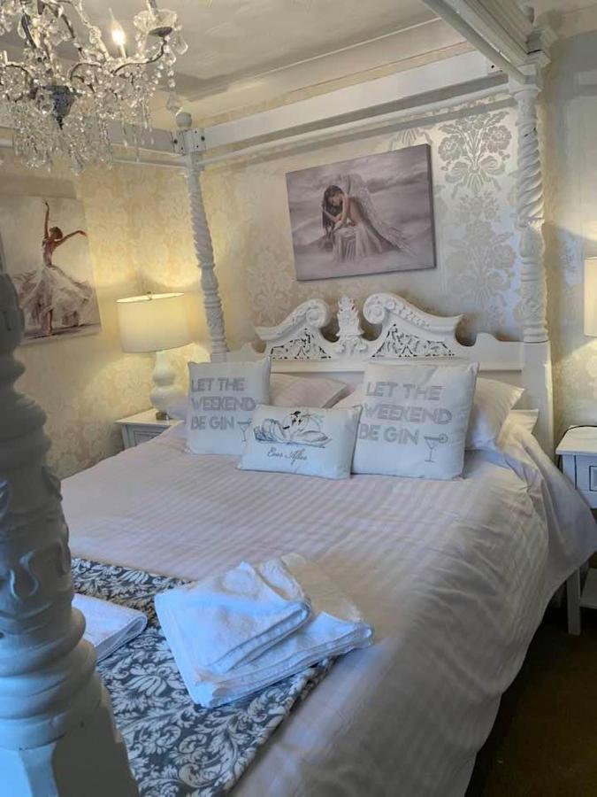 Отель The Swan @ Stoford Экстерьер фото The bedroom at The Swan Inn