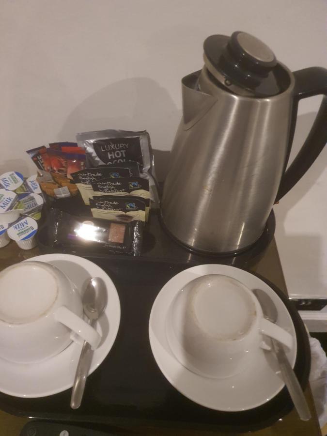 Отель The Swan @ Stoford Экстерьер фото A kettle with a selection of tea and coffee