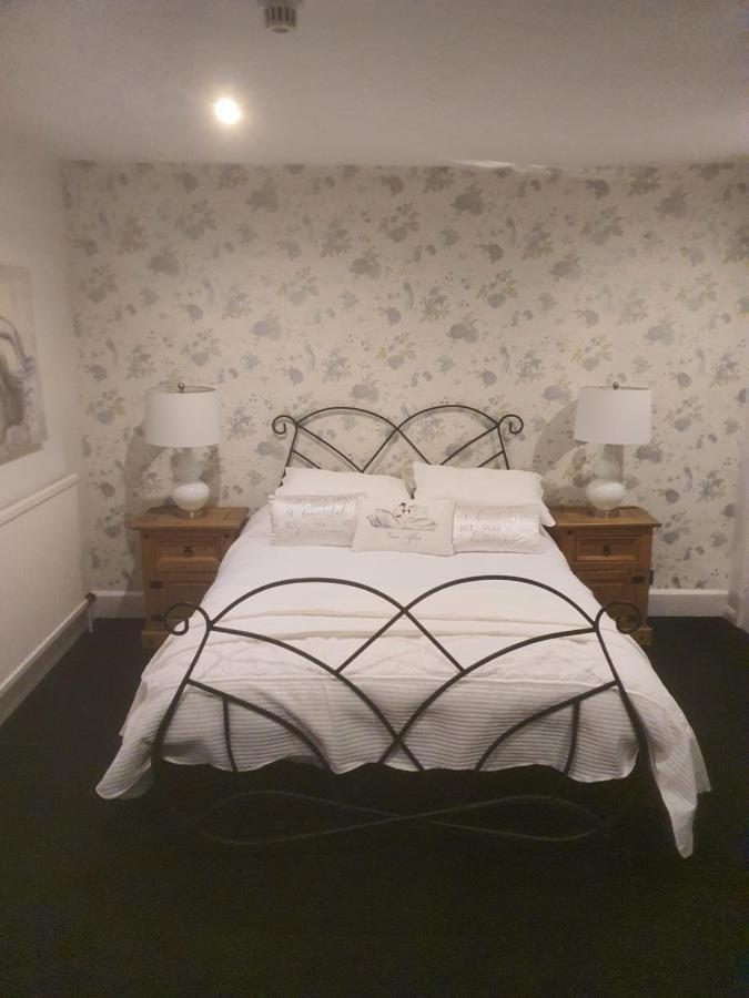 Отель The Swan @ Stoford Экстерьер фото A bedroom at the hotel