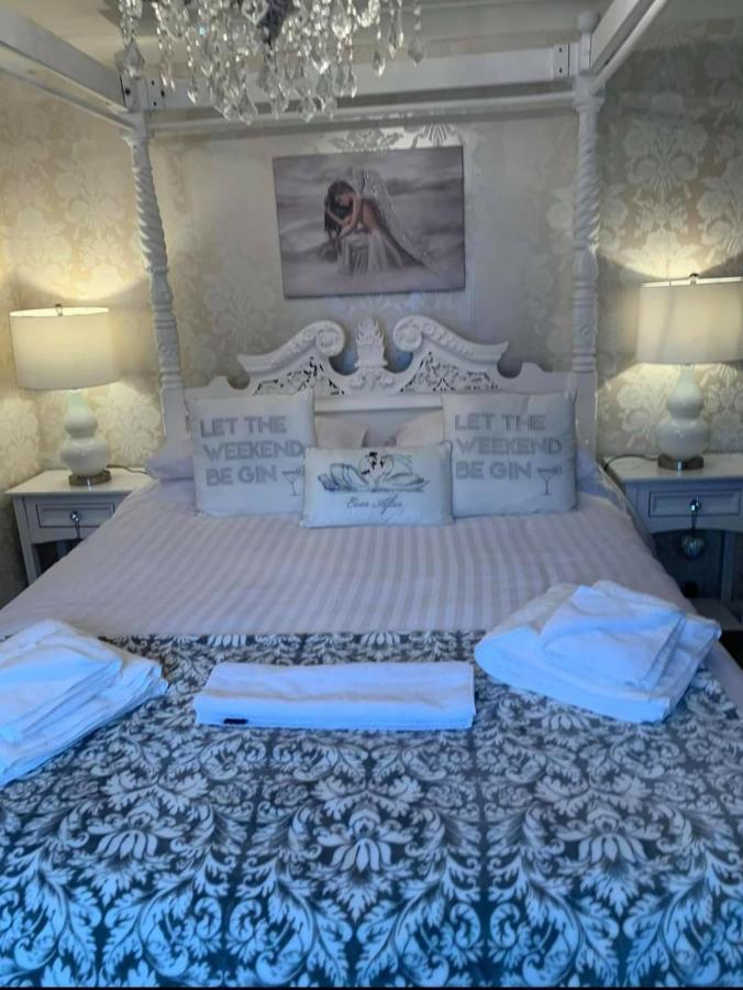 Отель The Swan @ Stoford Экстерьер фото The wedding bed