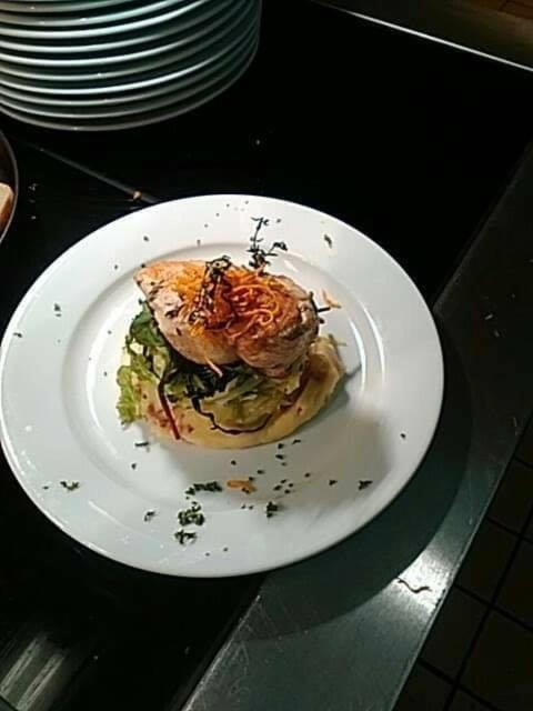 Отель The Swan @ Stoford Экстерьер фото A prepared dish of chicken and cabbage