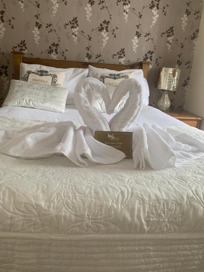 Отель The Swan @ Stoford Экстерьер фото A bed at the hotel