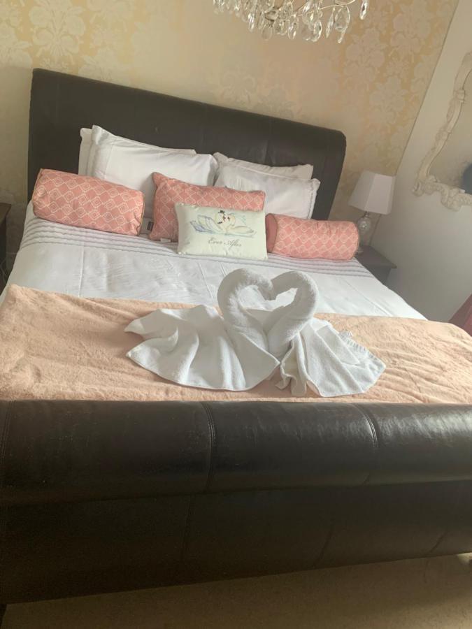 Отель The Swan @ Stoford Экстерьер фото A bed with a heart shaped towel