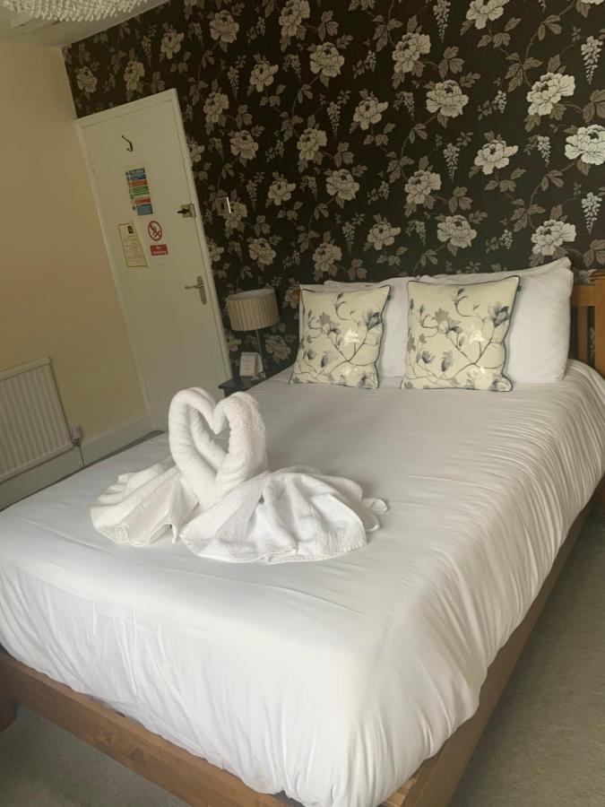 Отель The Swan @ Stoford Экстерьер фото A bed with a towel swan
