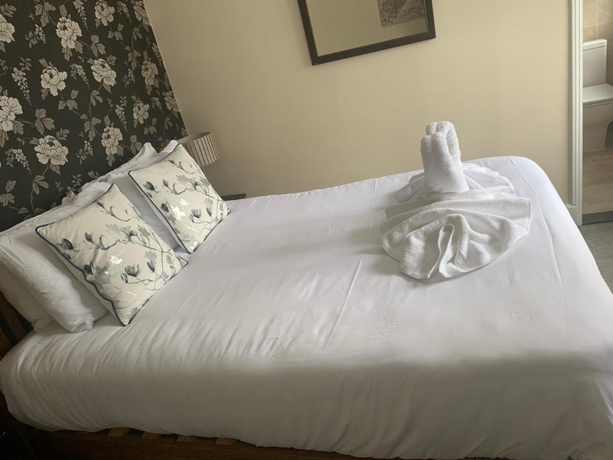Отель The Swan @ Stoford Экстерьер фото A bed with a duvet