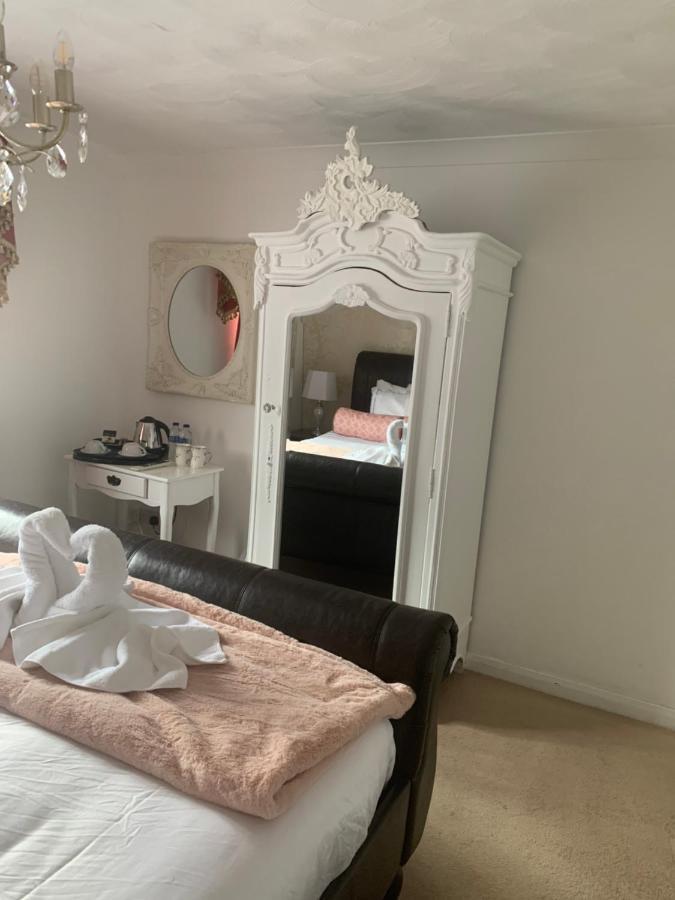 Отель The Swan @ Stoford Экстерьер фото A mirrored armoire