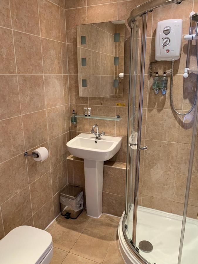 Отель The Swan @ Stoford Экстерьер фото A shower cubicle