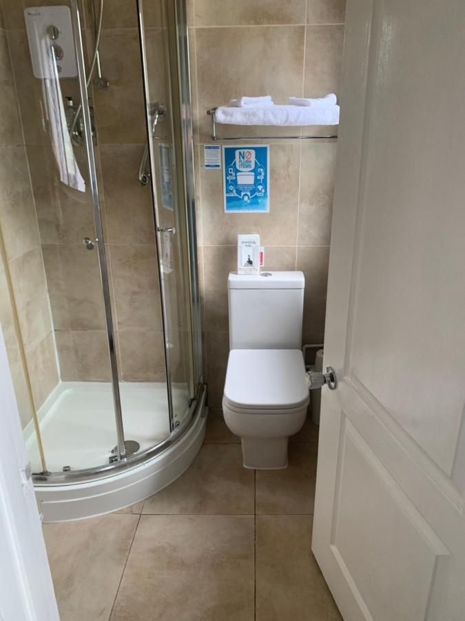 Отель The Swan @ Stoford Экстерьер фото A shower cubicle